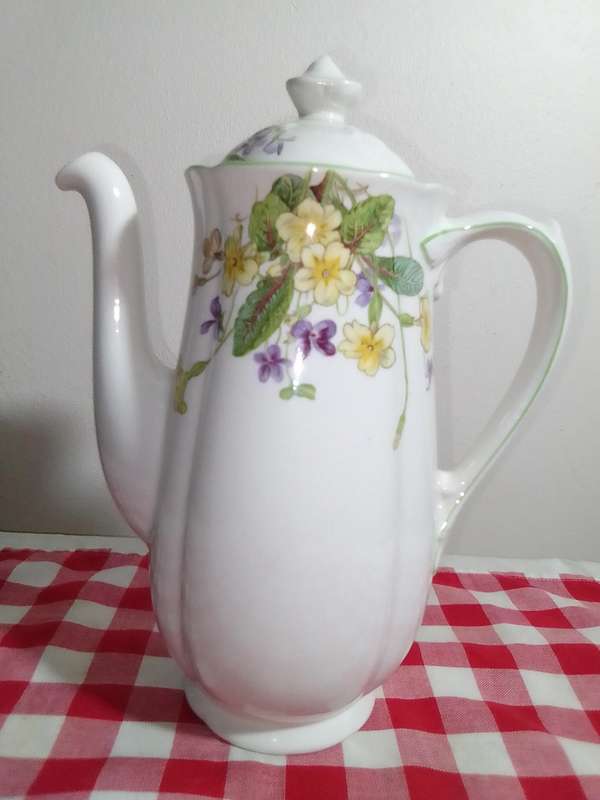 Royal Doulton kettle *April* in good condition for it's AGE.