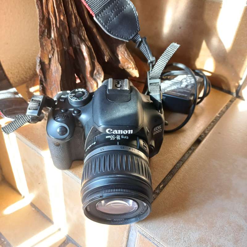 Canon 600D SLR + Manual-bag and 18-55 Lens