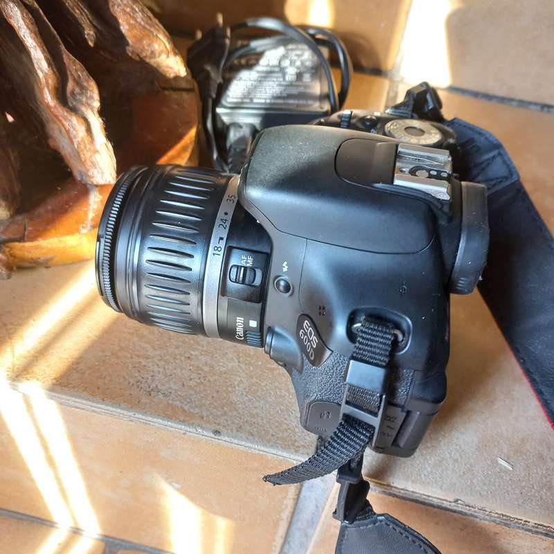 Canon 600D SLR + Manual-bag and 18-55 Lens