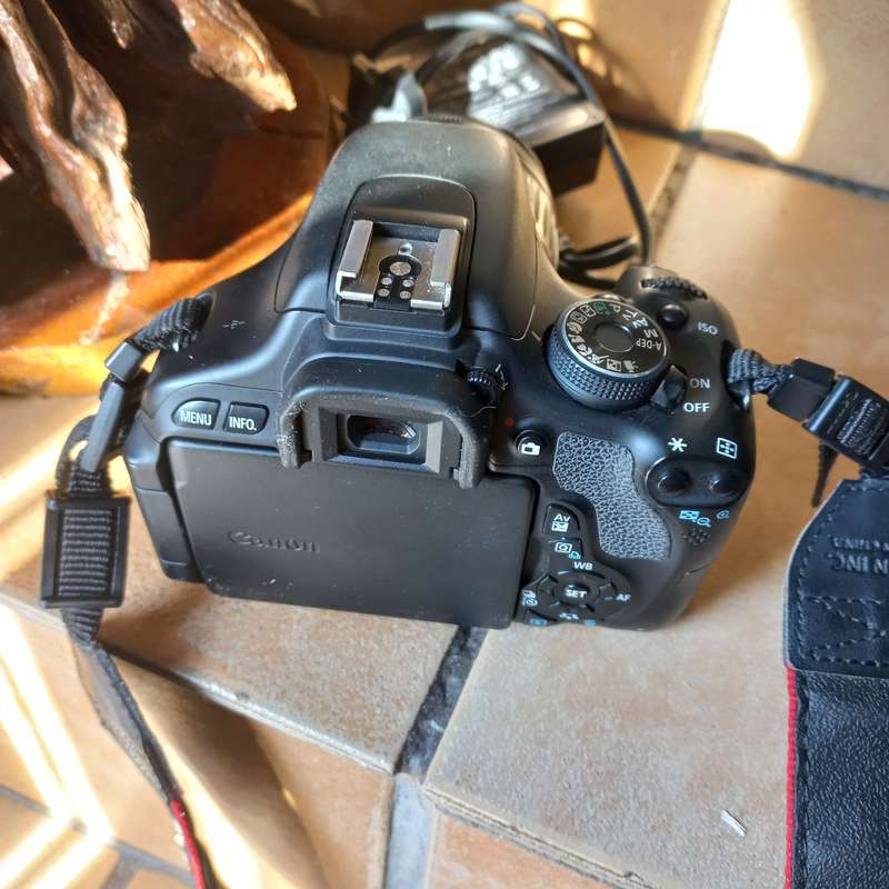 Canon 600D SLR + Manual-bag and 18-55 Lens