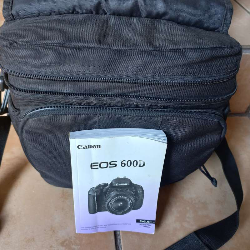 Canon 600D SLR + Manual-bag and 18-55 Lens