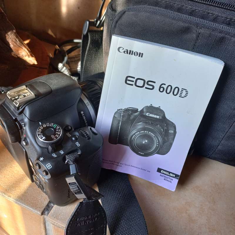 Canon 600D SLR + Manual-bag and 18-55 Lens