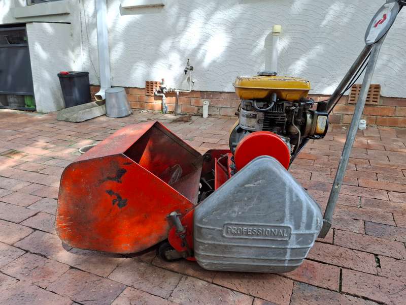Robin Professional Lawnmower EY 15D