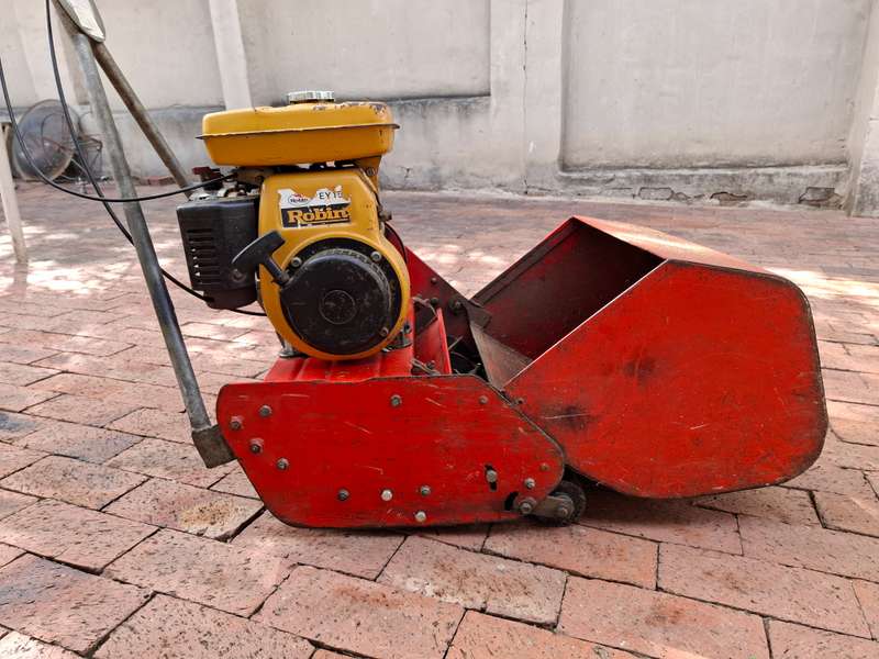 Robin Professional Lawnmower EY 15D