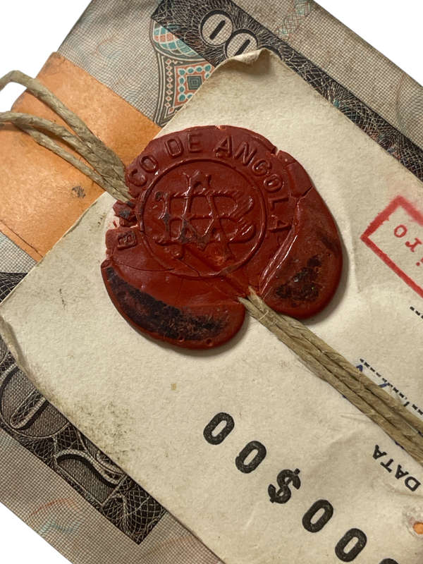 500-Note brick of 1973 Angola 500 Escudos with official "Banco De Angola" Red wax seal