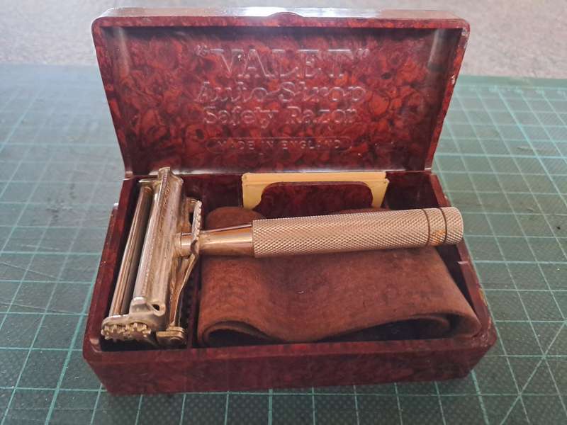 Vintage mens razor 1940's Valet auto strop safety razor made in England