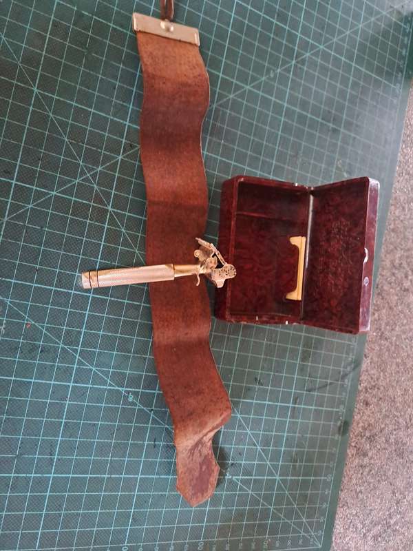 Vintage mens razor 1940's Valet auto strop safety razor made in England