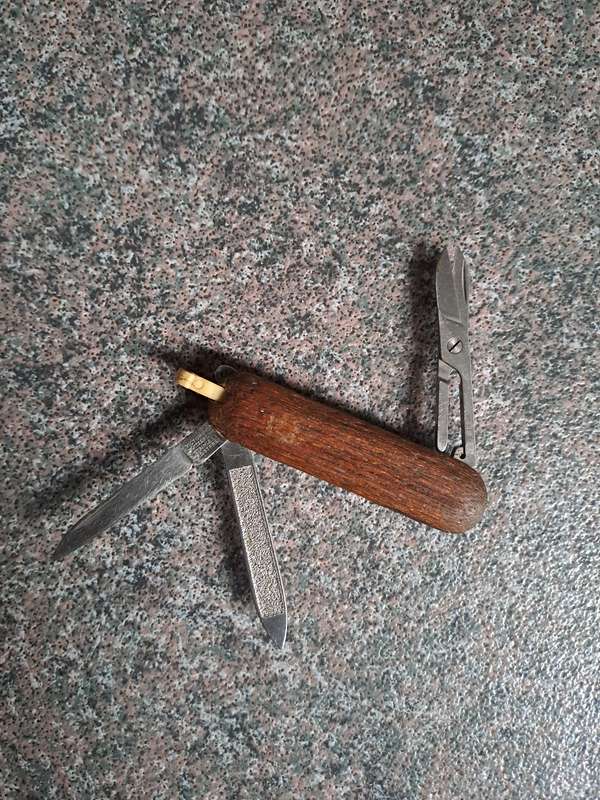 Pocket knife victorinox small with wooden scales/handles