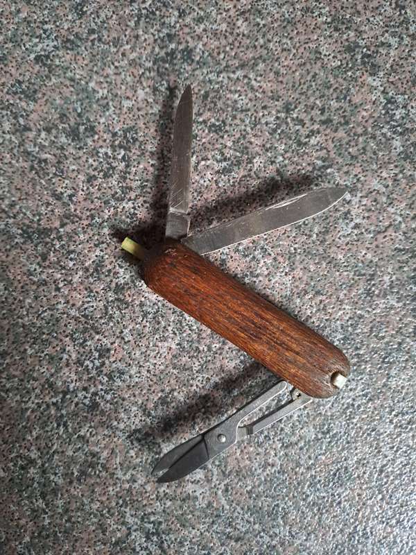 Pocket knife victorinox small with wooden scales/handles