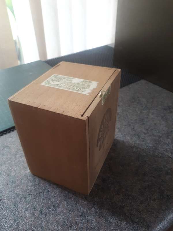 Sigar box H.Upmann wood Cuban empty in real nice condition