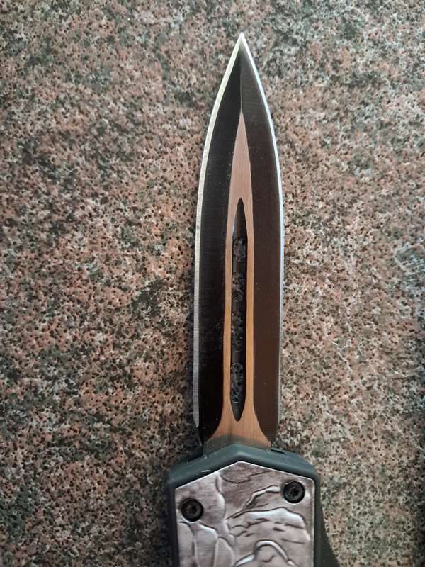 Knife  staletto blade retractable