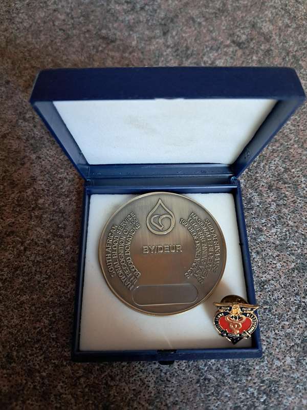 Blood donation Medal James Blundell and a pin