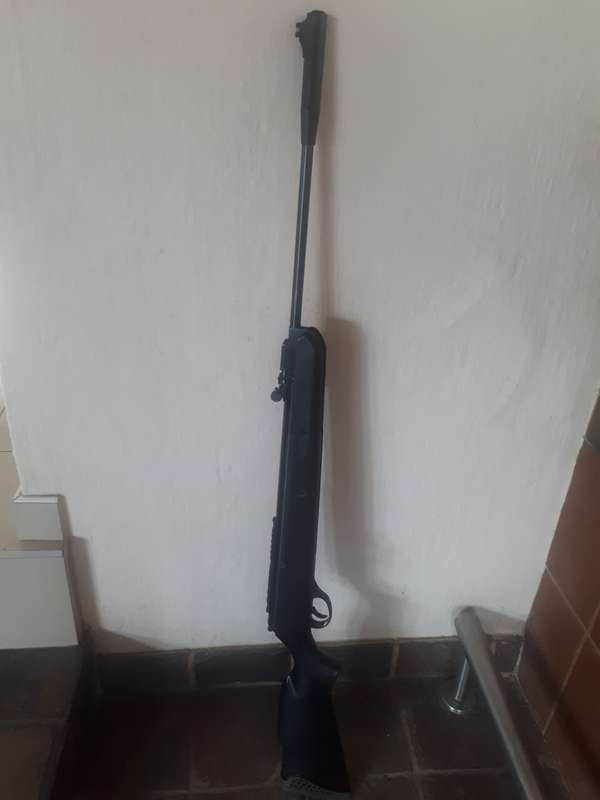 Air rifle Hatsan model 125 .177 cal black synthetic in nice condition