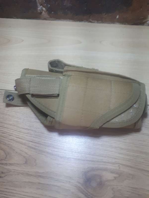 Ajustable pistol holster Tan in color in exelent condition