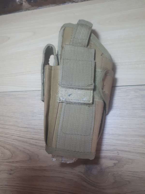 Ajustable pistol holster Tan in color in exelent condition