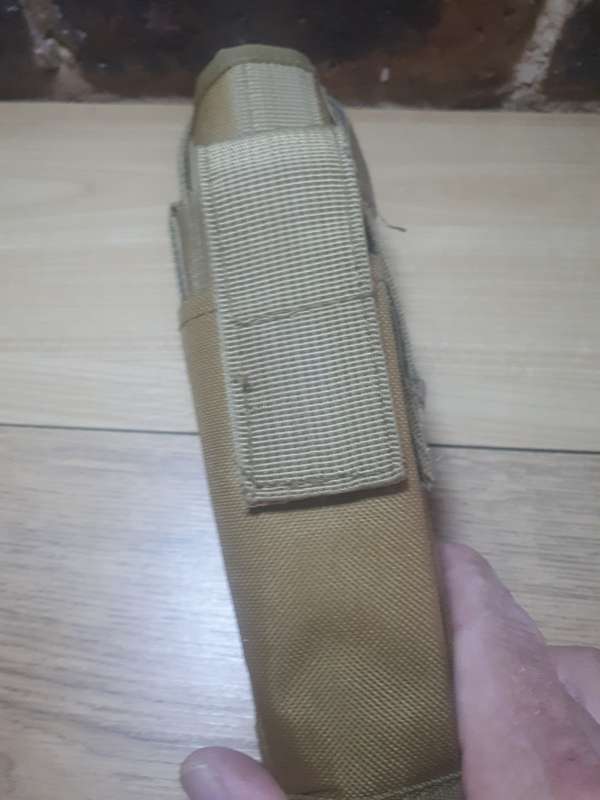 Ajustable pistol holster Tan in color in exelent condition