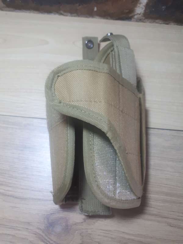 Ajustable pistol holster Tan in color in exelent condition
