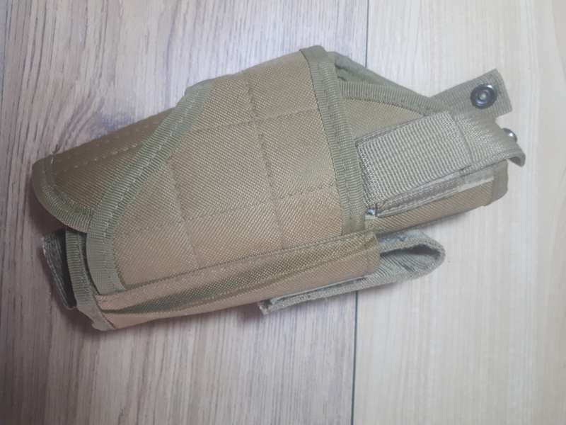 Ajustable pistol holster Tan in color in exelent condition