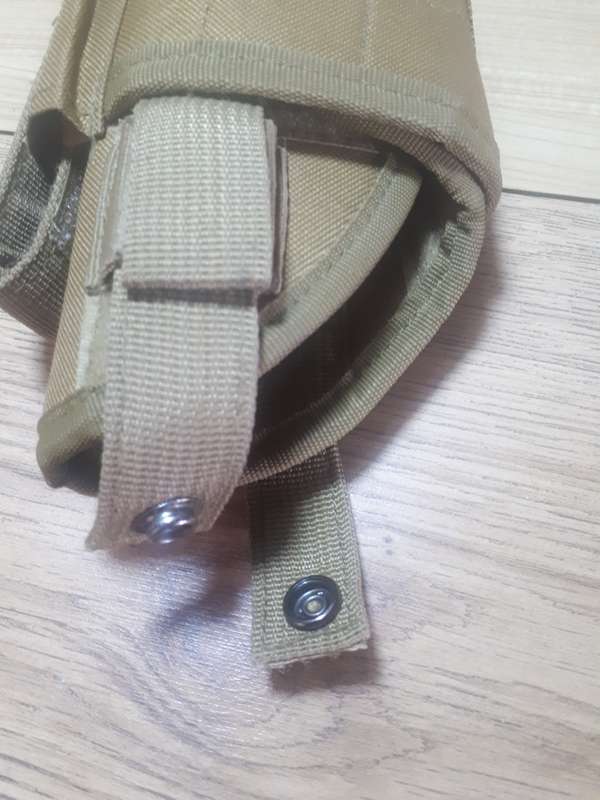 Ajustable pistol holster Tan in color in exelent condition
