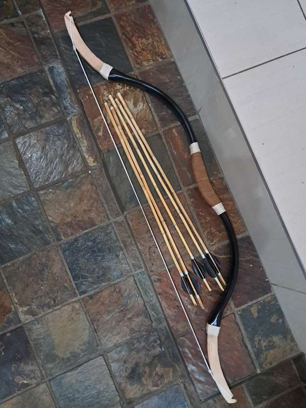 Hungarian recurve take down bow and 5 bamboo arrows