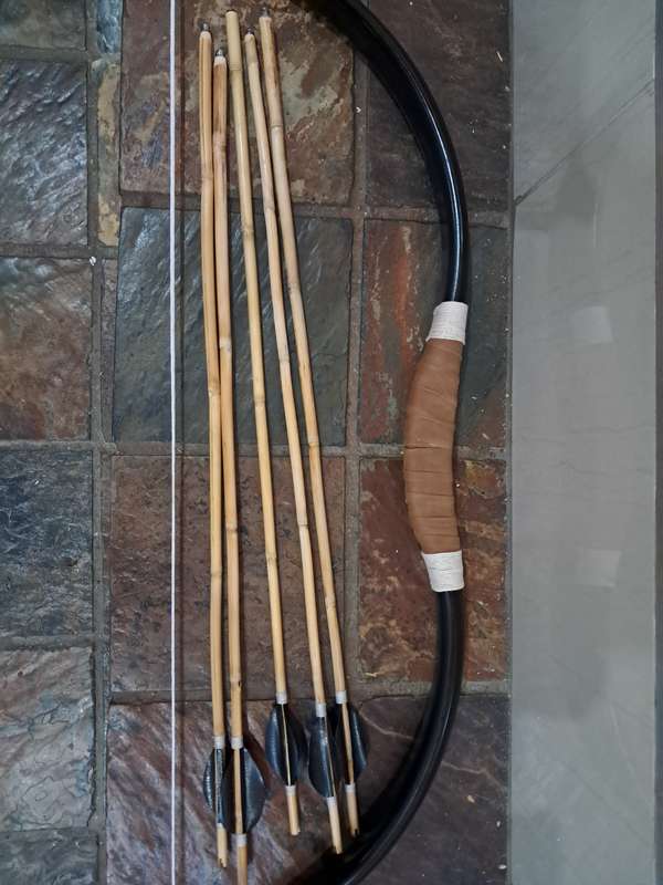 Hungarian recurve take down bow and 5 bamboo arrows