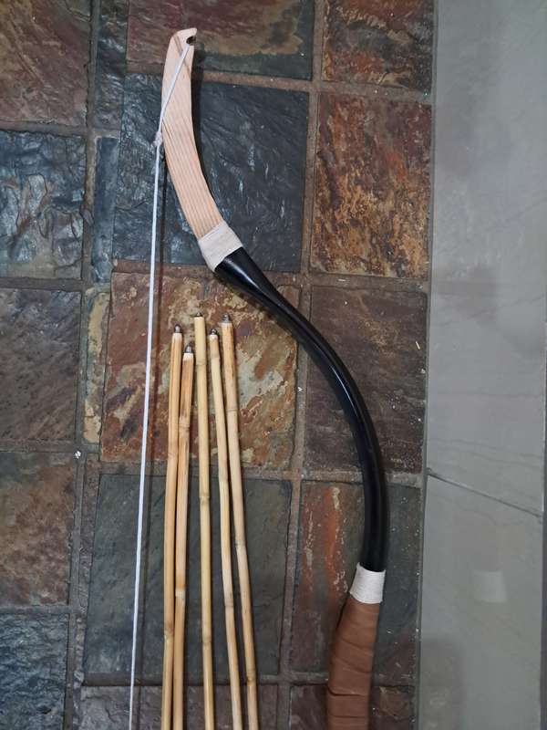 Hungarian recurve take down bow and 5 bamboo arrows