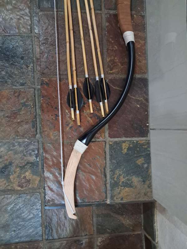 Hungarian recurve take down bow and 5 bamboo arrows
