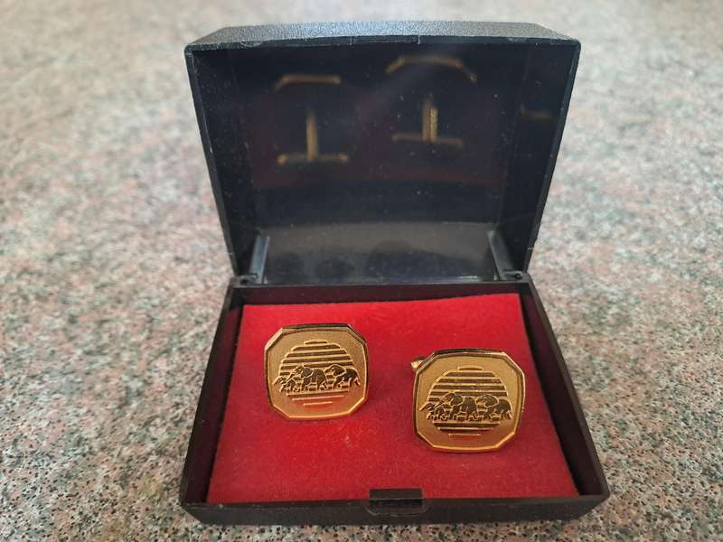 Vintage Cuflinks Gold metallic mens accessories 3 elephants depicted on them
