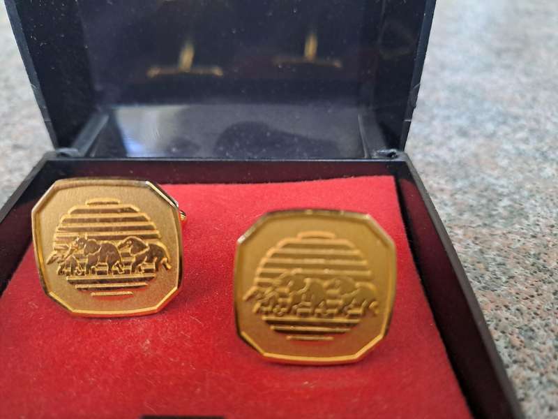 Vintage Cuflinks Gold metallic mens accessories 3 elephants depicted on them