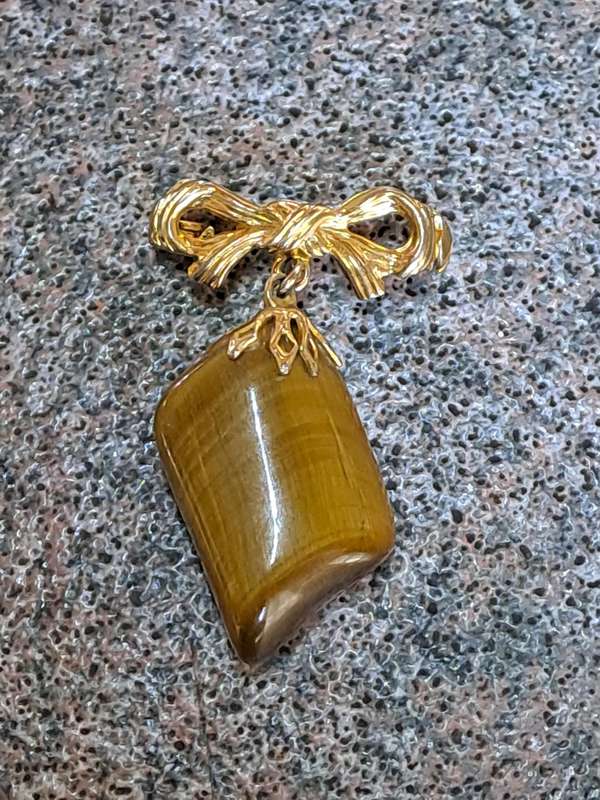 Vintage Tiger eye brooch gold colored