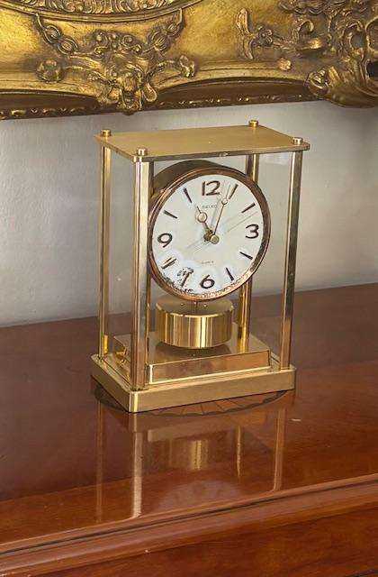 SEIKO TABLE OR MANTLE CLOCK WITH ROTATING PENDULUM