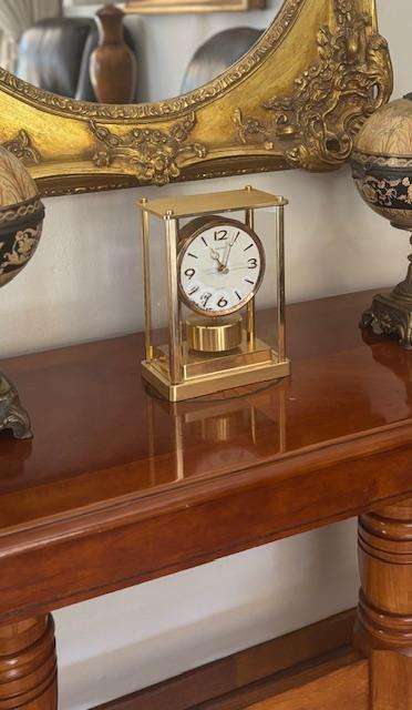 SEIKO TABLE OR MANTLE CLOCK WITH ROTATING PENDULUM