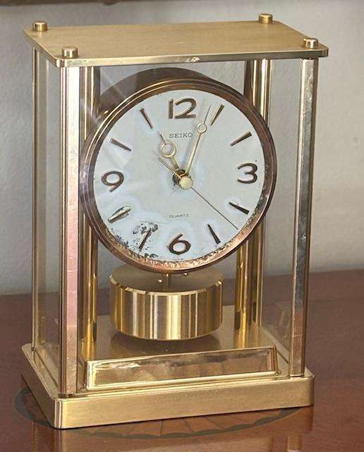 SEIKO TABLE OR MANTLE CLOCK WITH ROTATING PENDULUM