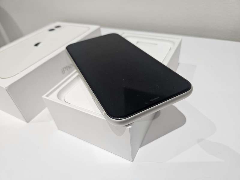 Apple iPhone 11 | 64GB |