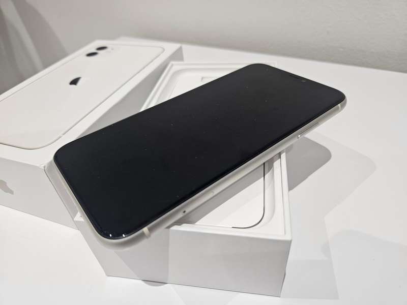 Apple iPhone 11 | 64GB |
