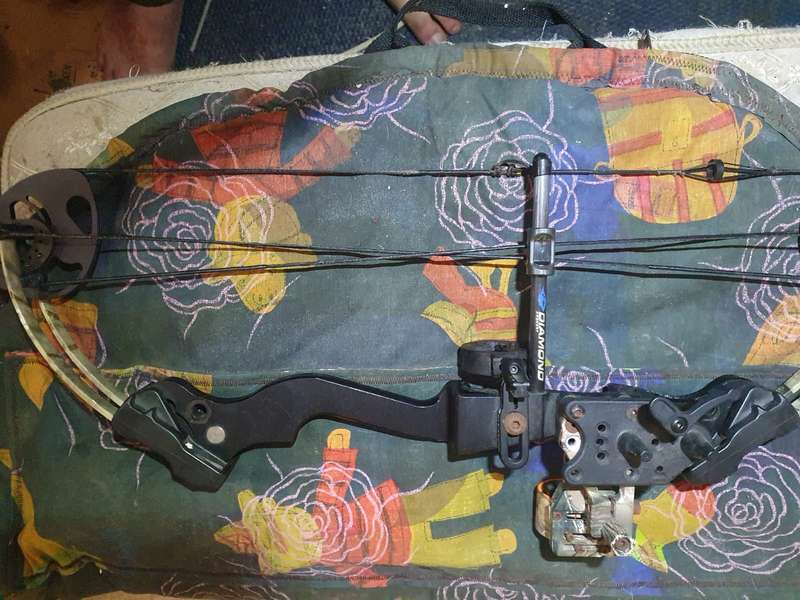 BOW DIAMOND  arrows x2 40 to 50 pond awsome condition  4000