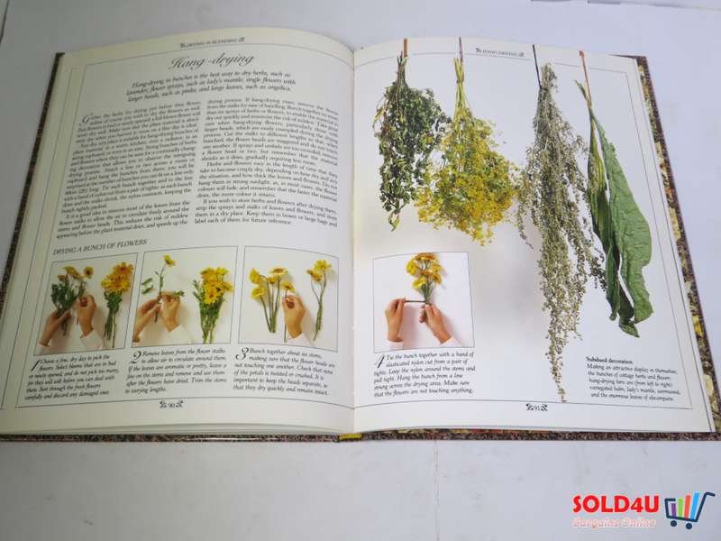 The Book of Pot Pourri - Fragrant flower mixes for scenting & decorating the home by Penny Black