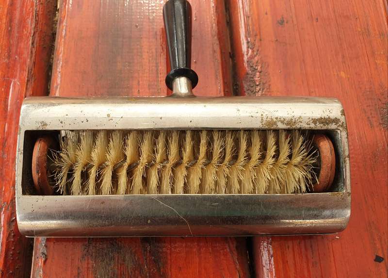 VINTAGE MINI SPILL SWEEPER METAL