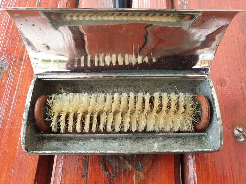 VINTAGE MINI SPILL SWEEPER METAL