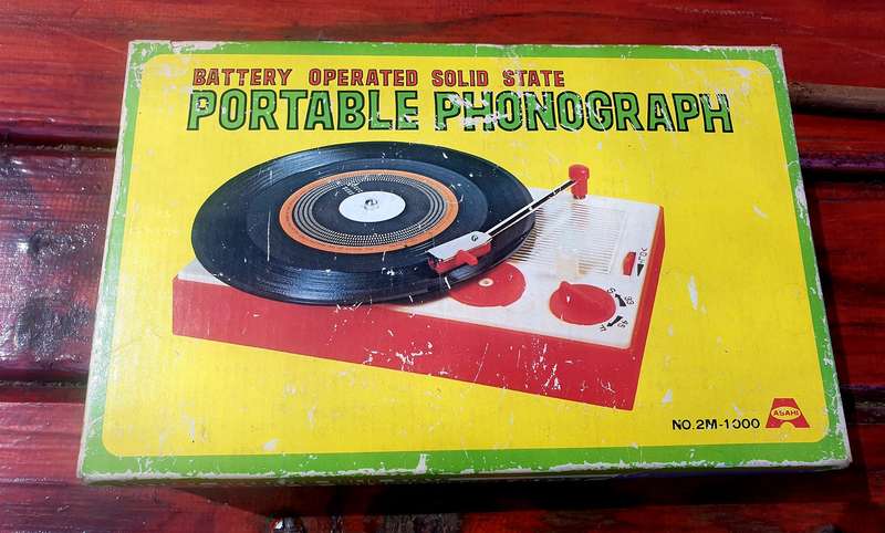 VINTAGE SMALL SOLID STATE PHONOGRAPH