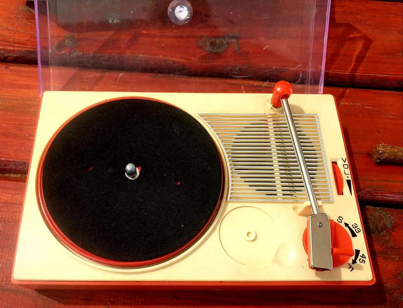 VINTAGE SMALL SOLID STATE PHONOGRAPH