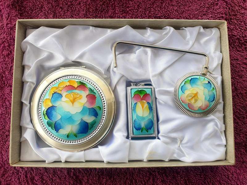 VERY RARE VINTAGE NEW NACOM JAPAN ENAMELED COMPACTUM SET
