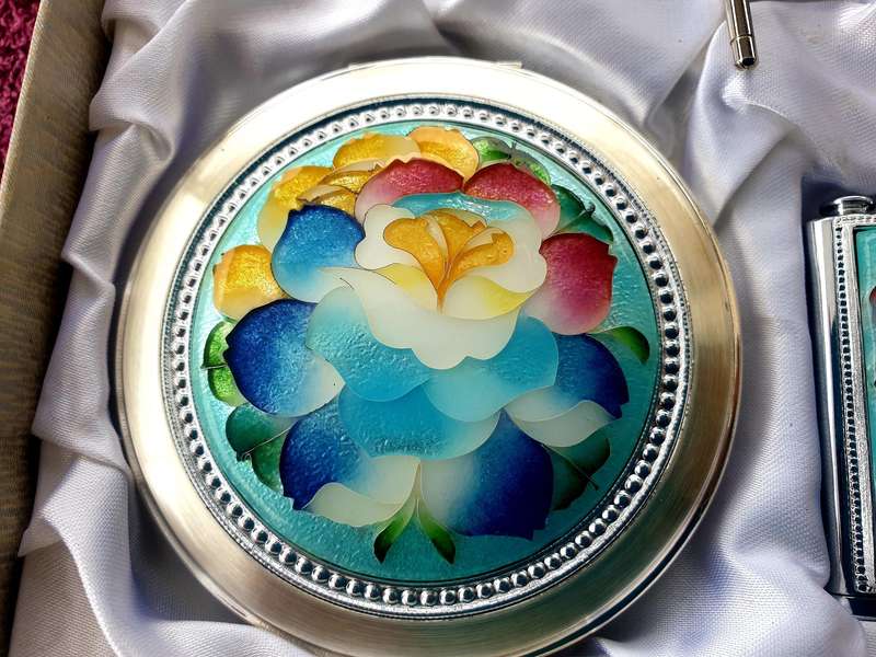 VERY RARE VINTAGE NEW NACOM JAPAN ENAMELED COMPACTUM SET