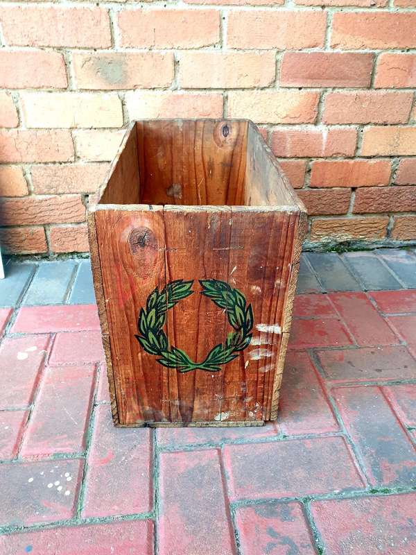 VINTAGE LAUREL CRATE 5 X 1 GALLON