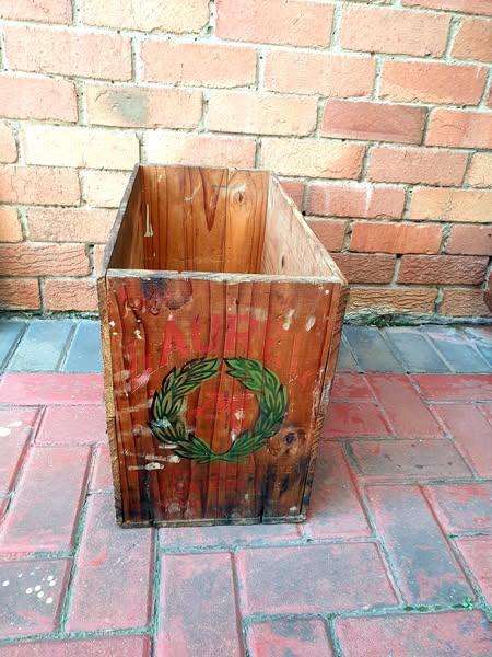 VINTAGE LAUREL CRATE 5 X 1 GALLON