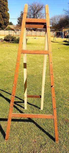 VINTAGE PAINTING EASEL ADJUSTABLE