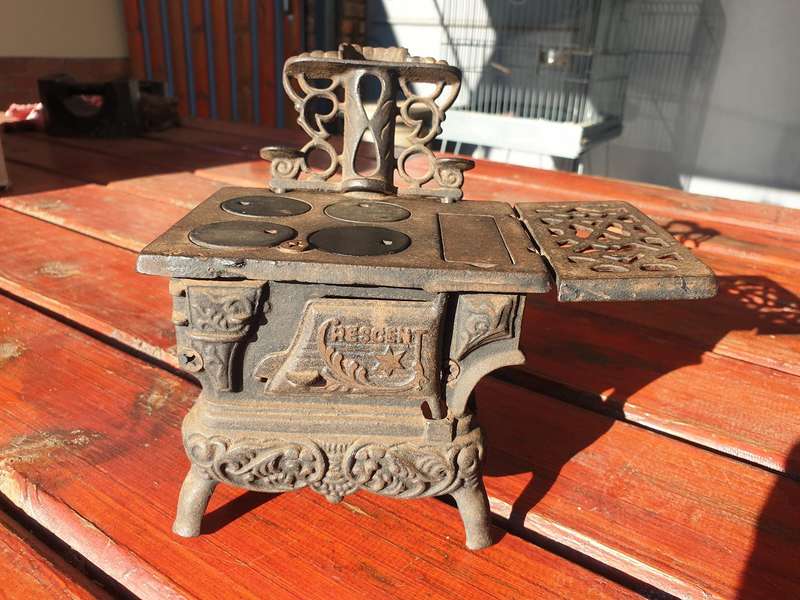 VINTAGE CRESCENT CAST IRON SALESMAN SAMPLE COAL STOVE
