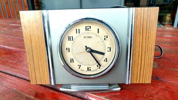 VINTAGE ELECTRIC ENGLAND TABLE CLOCK.