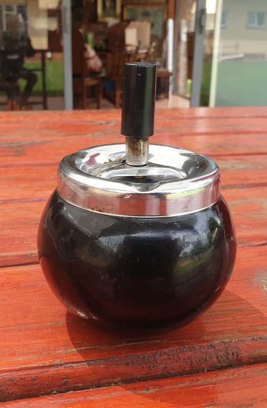 VINTAGE METAL 8 BALL ASHTRAY