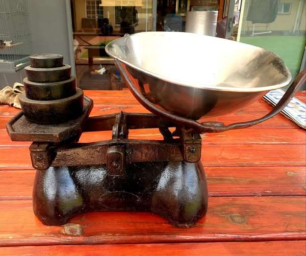 VINTAGE CAST IRON BALANCE SCALE WITH WEIGHT
